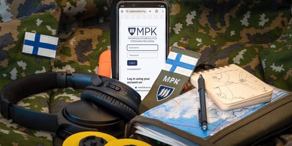 Kuvassa puhelin, johon avattu MPKMoodlen kirjautumissivu.