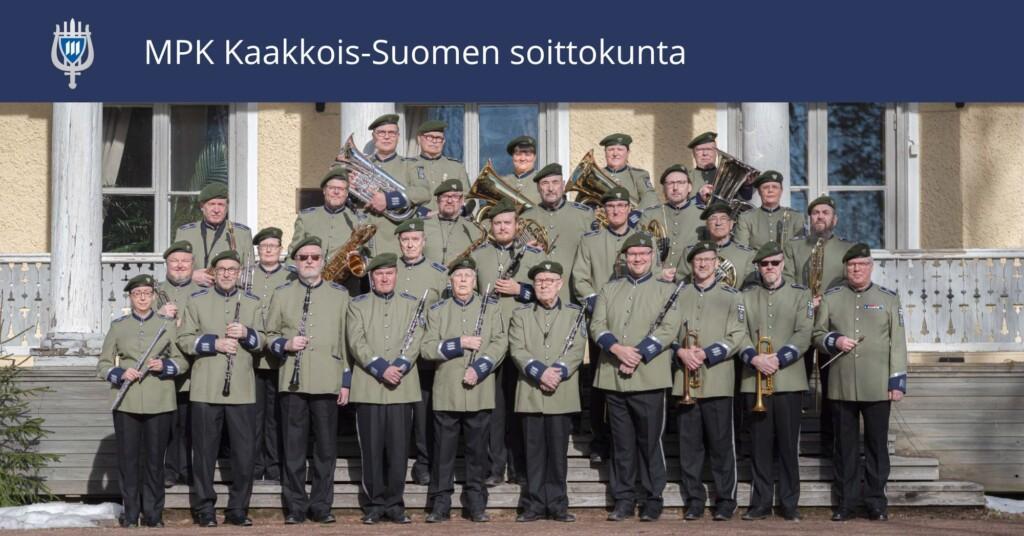 MPK Kaakkois-Suomen soittokunta poseeraa soittimineen