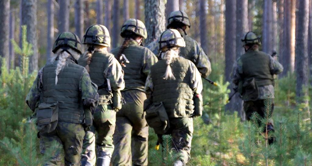 Ryhmä naisia vaeltaa metsässä