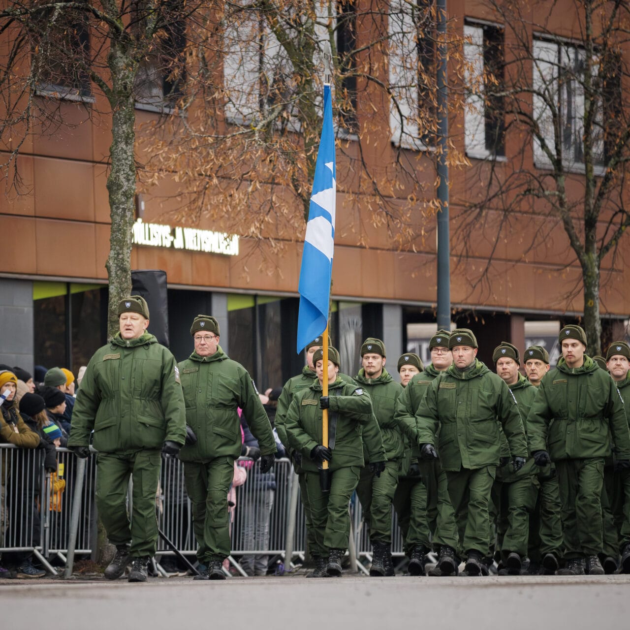 MPK:laisia marssimassa kaupungin kadulla