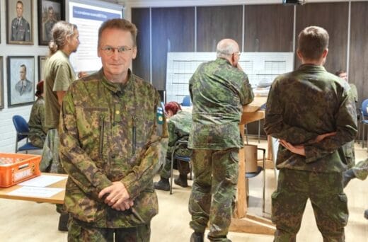 Miehiä sotilasasuissa