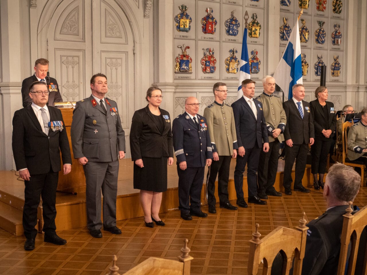 MPK:n hopeisen ansiomitalin saajat rivissä Ritarihuoneella