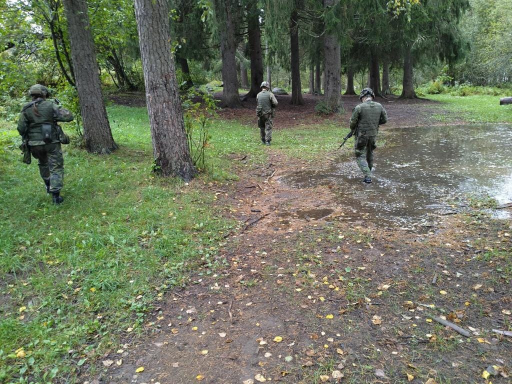 Sotilasasuiset miehetn juoksevat metsässä
