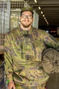 Mies sotilaspuvussa