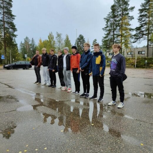 Kuvassa kurssille osallistuvat nuoret ulkona rivissä.