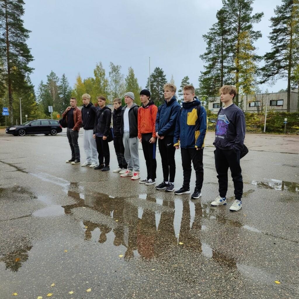 Kuvassa kurssille osallistuvat nuoret ulkona rivissä.