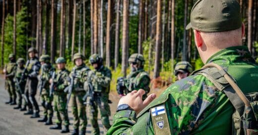 Maastopukuinen henkilö, jonka hihassa on MPK:n tunnus kouluttaa kouluttajia.