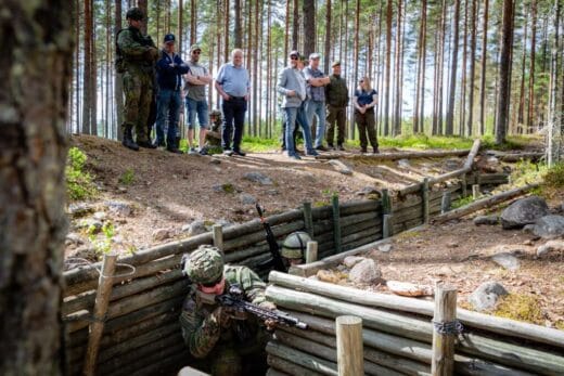 Kutsuvieraat seuraavat Taistelu taisteluhaudoissa -kurssin toimintaa.