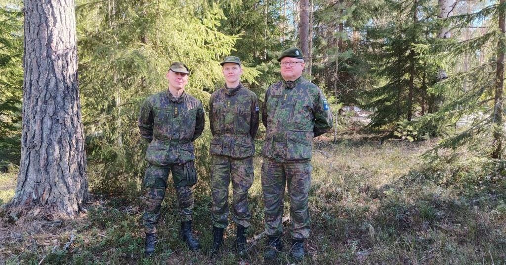 Kuvassa on kolme aktiivireserviläistä vasemmalta oikealle Jussi Suhonen, Jasmine Söderlund ja Mika Antola. Metsää taustalla.