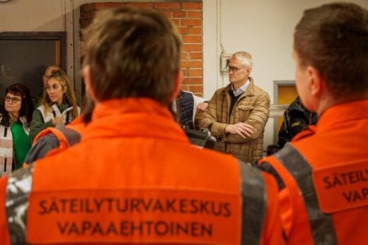 Ryhmä ihmisiä säteilyturvakeskuksen liivit päällä