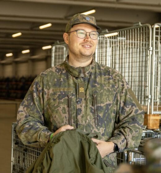 Mies sotilaspuvussa