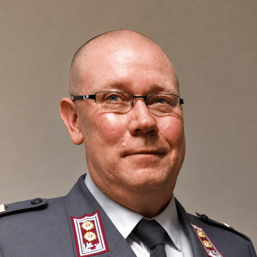 Mies sotilasasussa