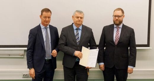 Kolme MPK:n kyberkouluttajien edustajaa Urlus-säätiön adressikannen kanssa.