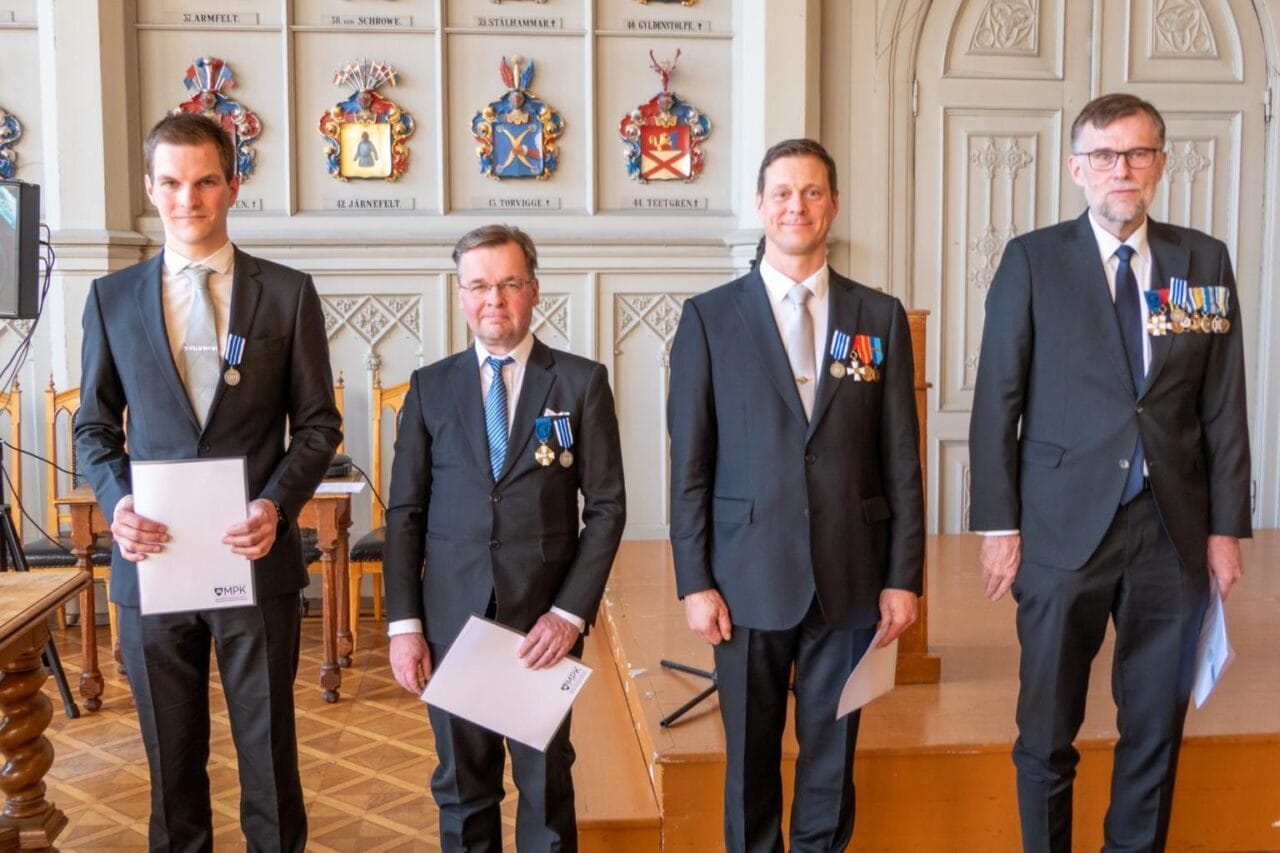 MPK:n hopeisen ansiomitalin saajat Mikko Laakkonen, Jaakko Ossa, Kai Pihlainen ja Kari Vainio rivissä Ritarihuoneella