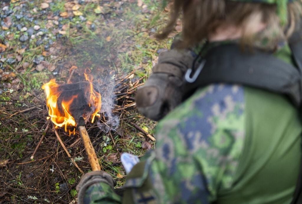 Vedellä täytetty pakin kansi on risuista kasatussa nuotiossa.