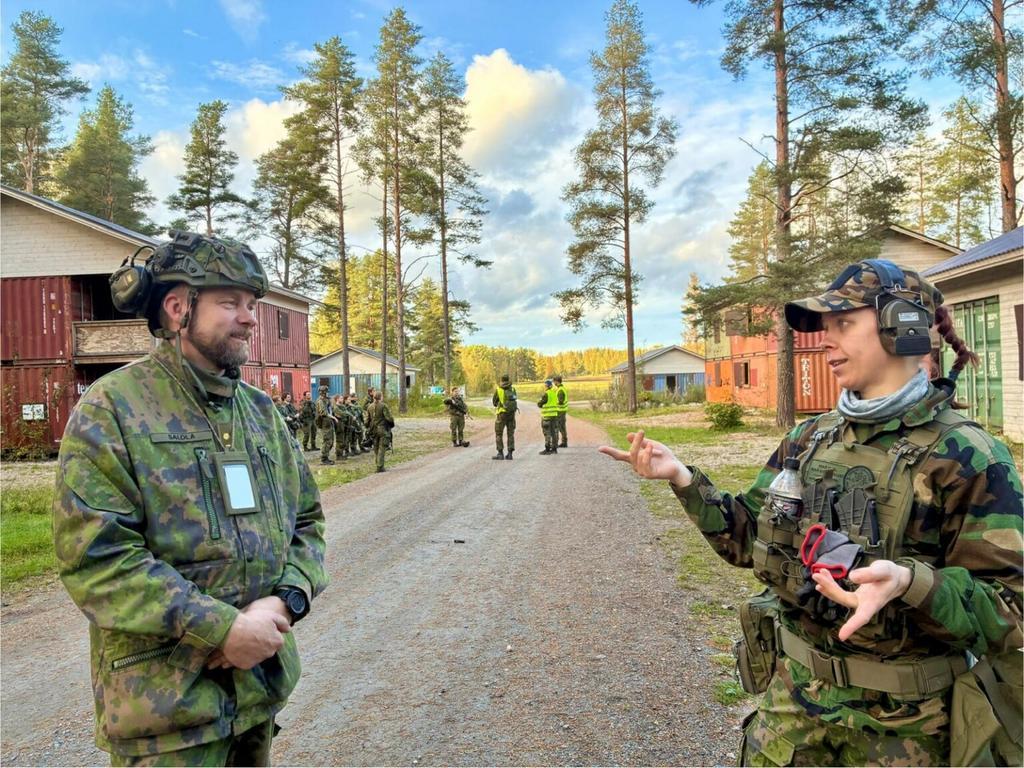 Kaksi sotilaspukuista henkilöä juttelevat