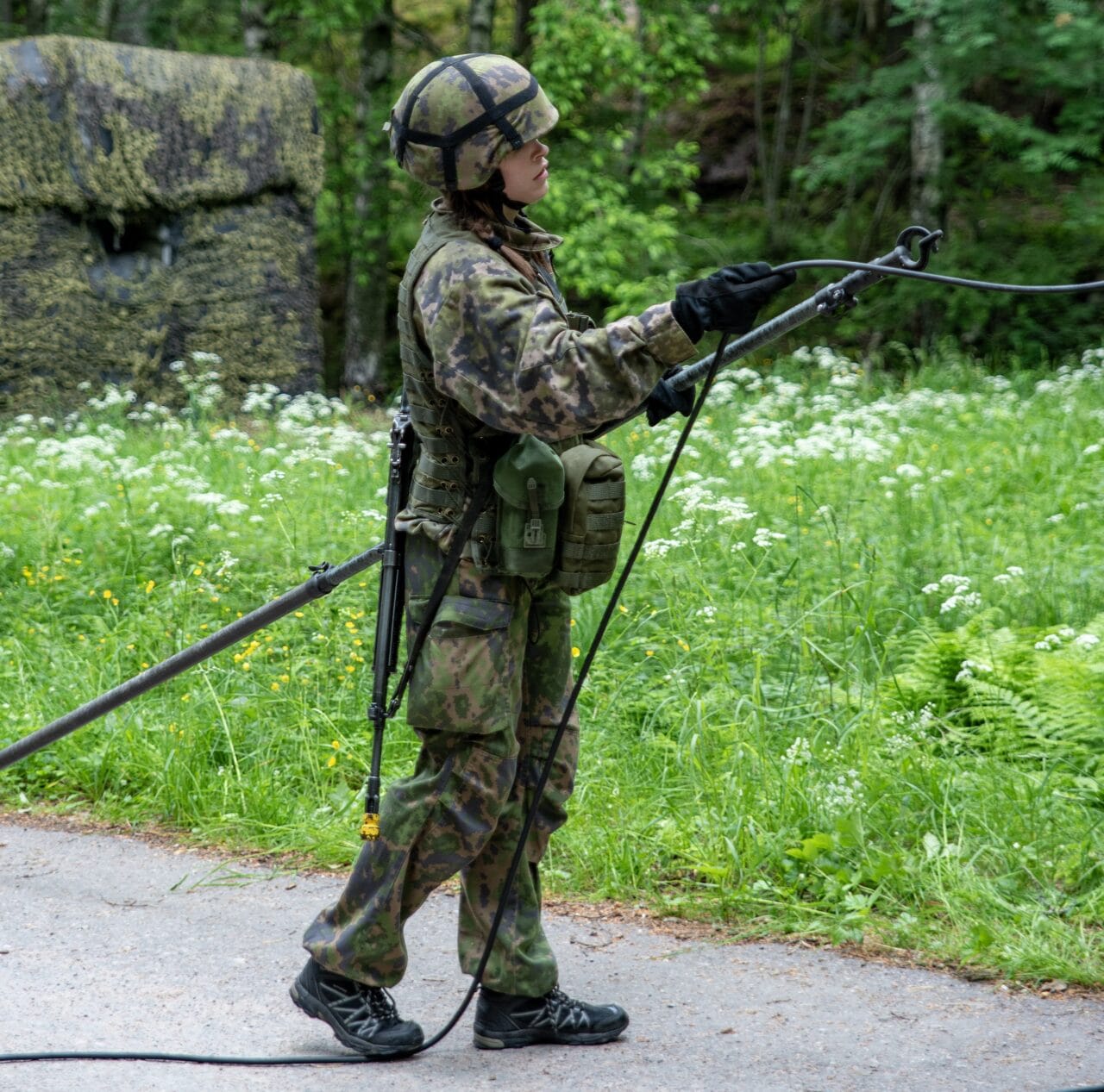 Kenttäsähköverkon rakentamista maastoon