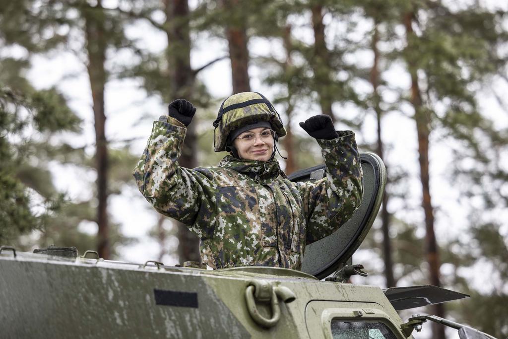 Nuori nainen panssariajoneuvoajelulla