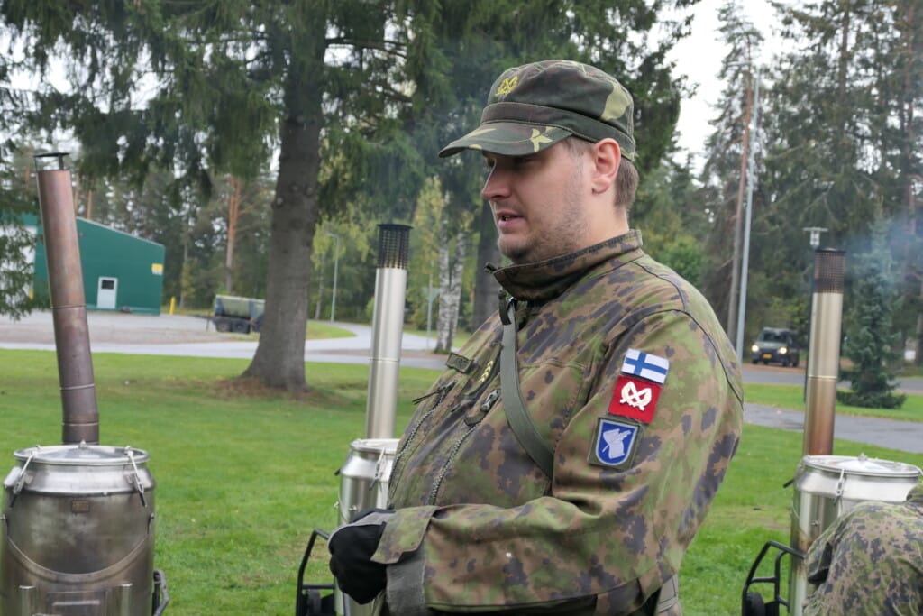 Sotilasasuinen henkilö nurmikentällä