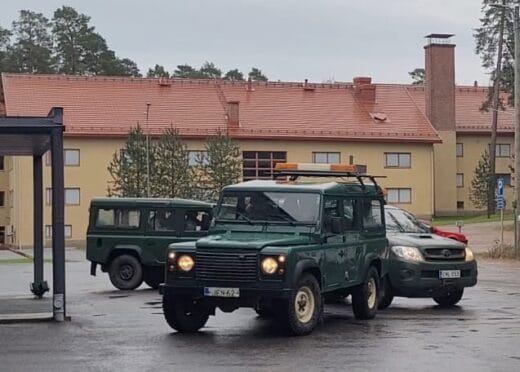 Kolme autoa jonossa saapumassa talon etuovelle