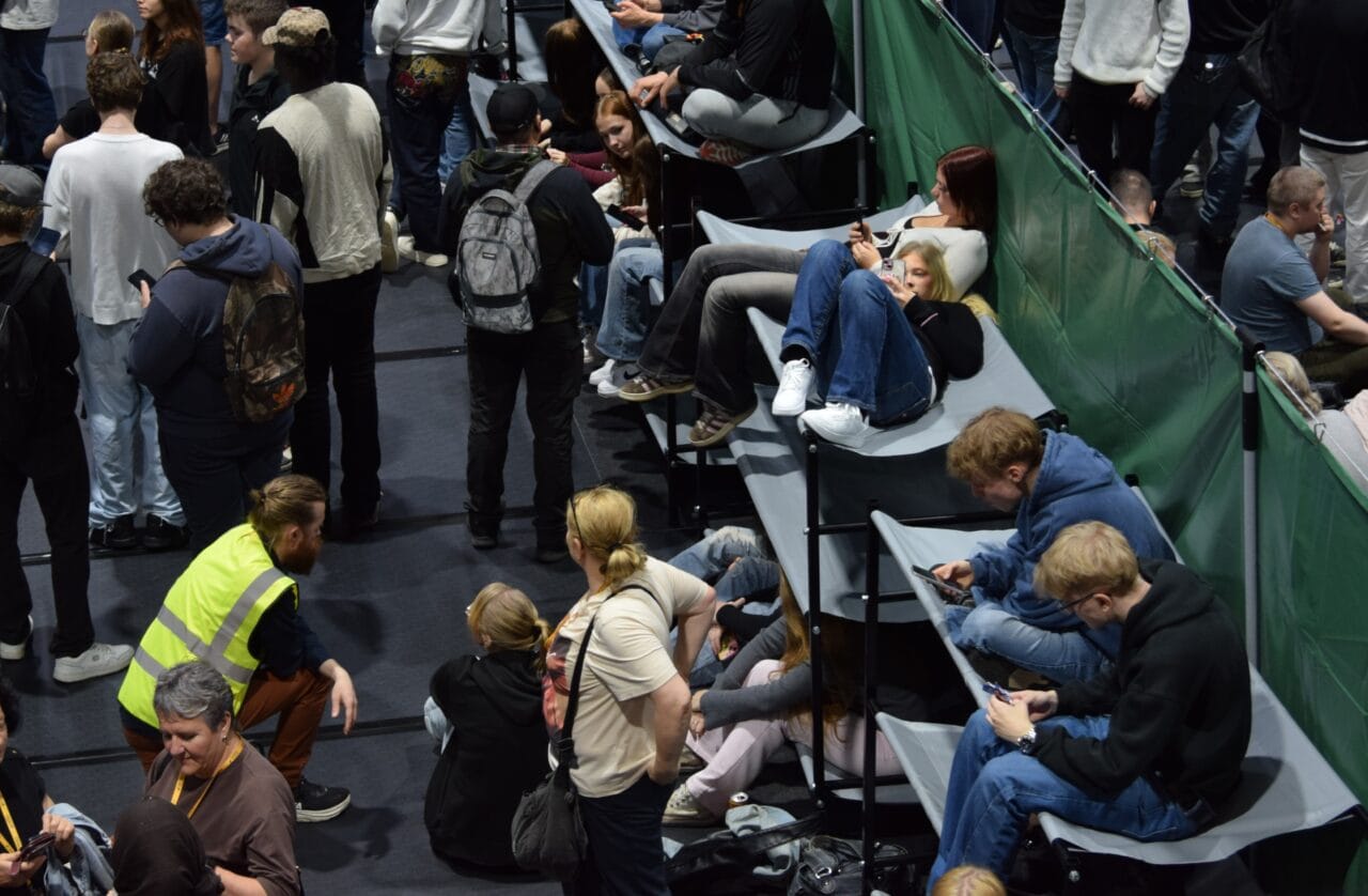 Suojaan 2026 -harjoitukseen osallistuneet opiskelijat makoilevat kolmikerroksisissa sängyissä luolan väestönsuojassa ja selaavat puhelimiaan.