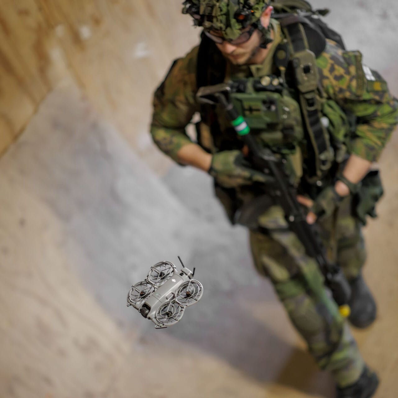 Drooni kuvaamassa taistelutilannetta