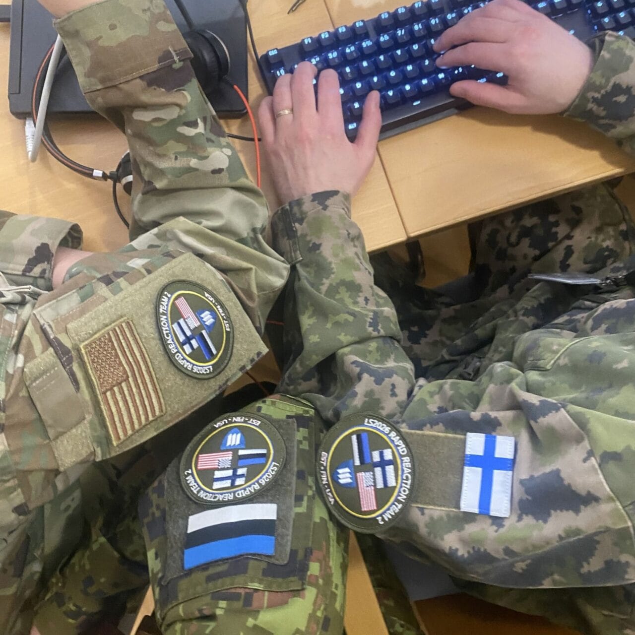 Kuvassa eri maiden sotilaiden hihamerkkejä.