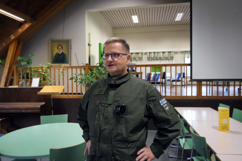 Mies maastopuvissa ravintolan aulassa