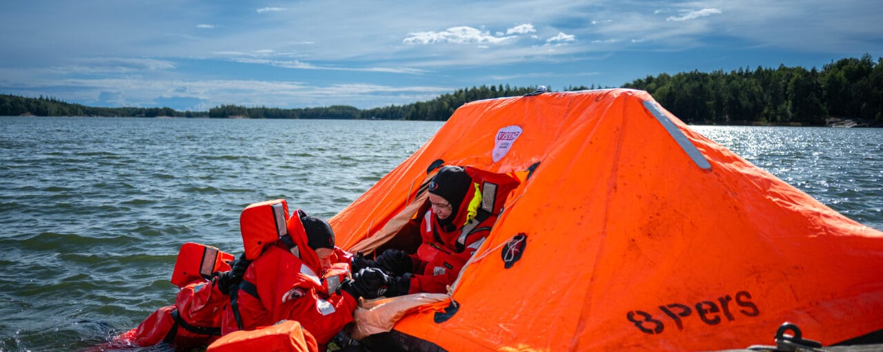 Turvallisesti vesillä-kursssilaiset ovat päässeet pelastuslauttaan