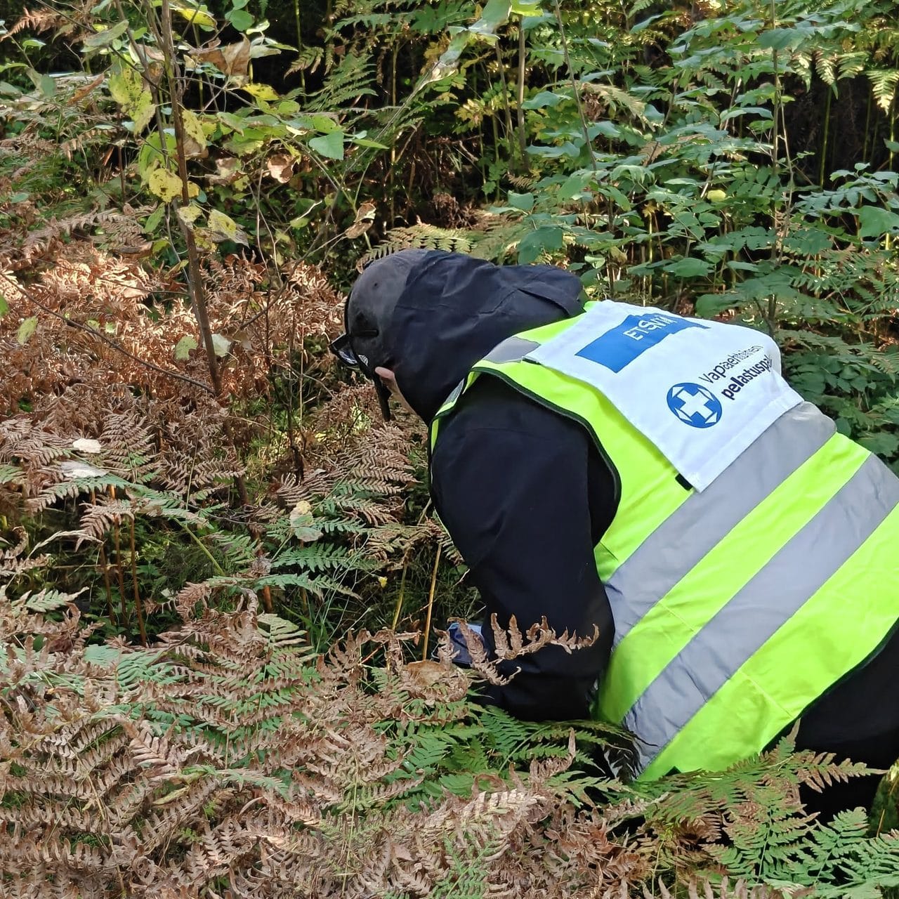 Vapaaehtoinen pelastuspalvelu tutkii maastoa