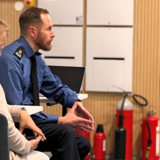 Kuvassa pelastaja seuraa keskittyneenä infotilaisuutta.
