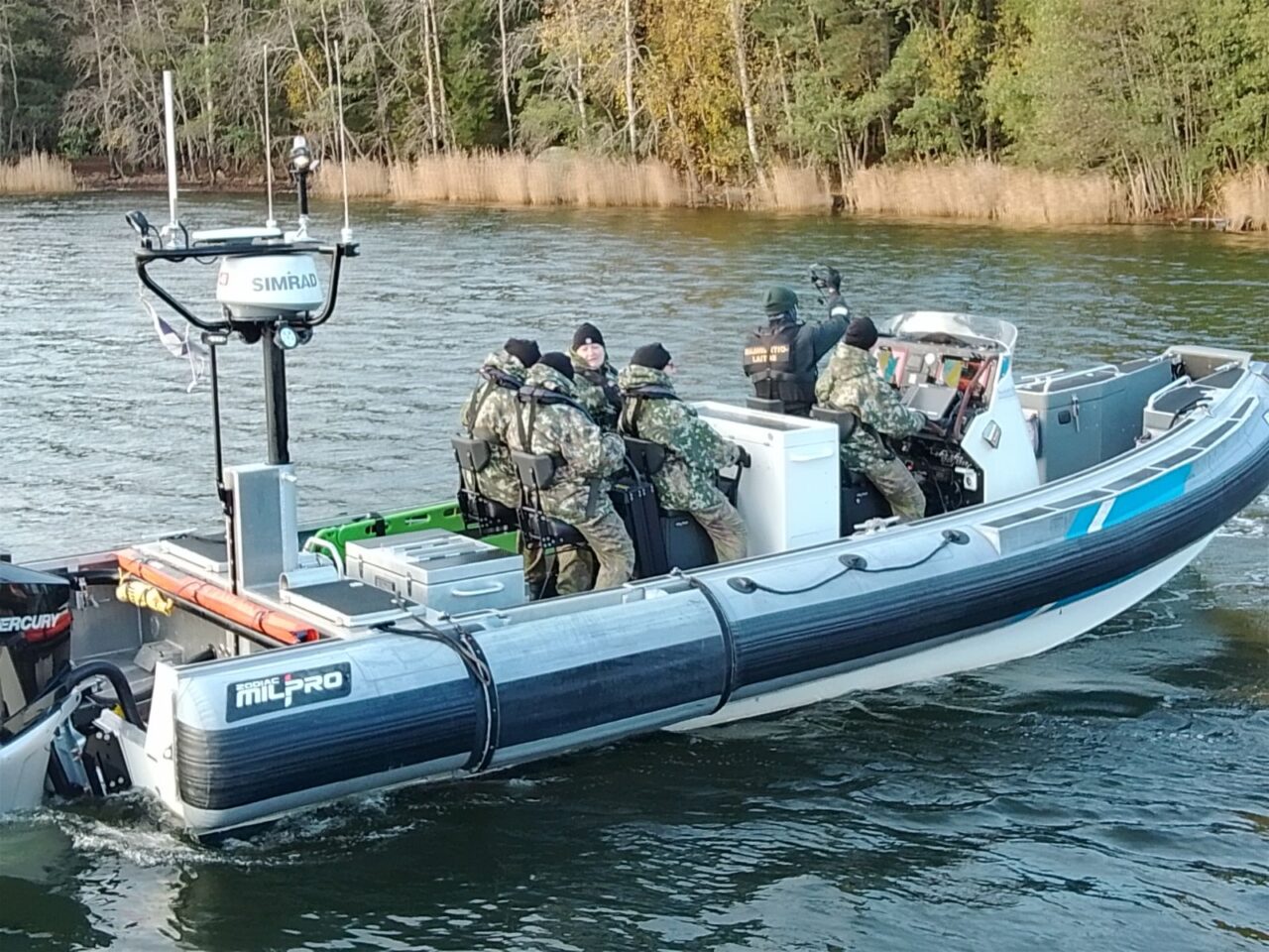 Iloisia kurssilaisia veneen kyydissä